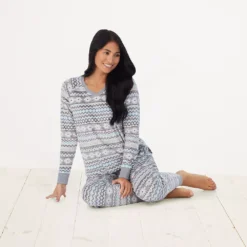 Petite Cuddl Duds® Velour Fleece V-Neck Pajama Top And Banded Bottom Pajama Pants Sleep Set -fashion 5588944 ALT4